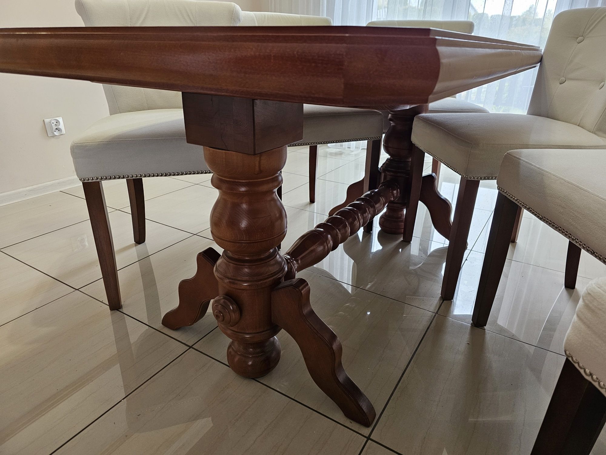 Stół drewniany, krzesła tapicerowane