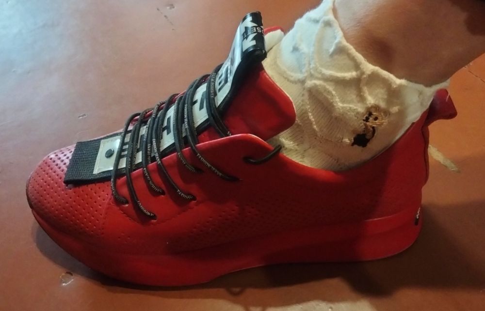 Продам кроссовки женские