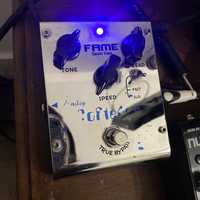 pedal Chorus Fame Sweet Tone. para baixo e guitarra