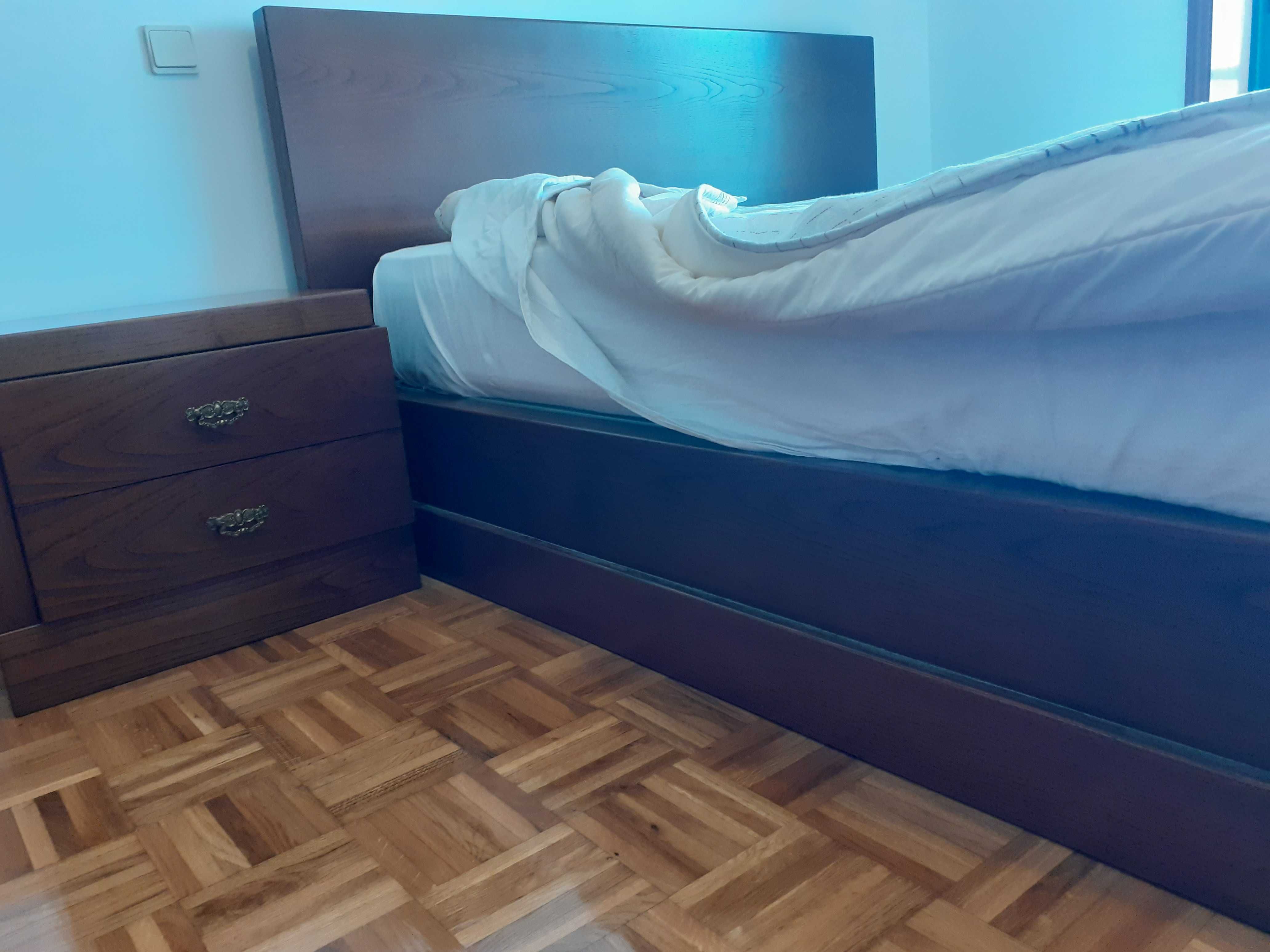 Cama com 2 mesinhas de cabeceira