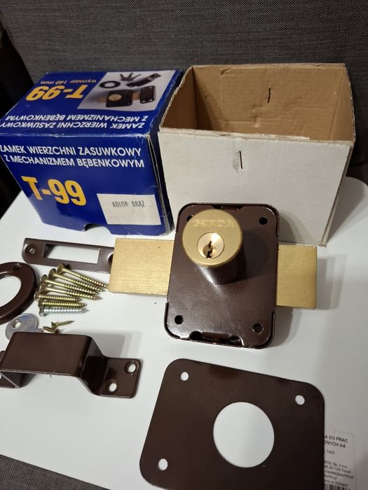 Zamek wierzchni zasuwkowy z mechanizmem bębenkowym