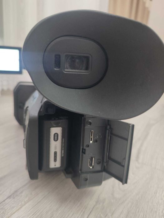Професійна відеокамера Panasonic HC-X1  4K / 24p, UHD 4K / 60p.