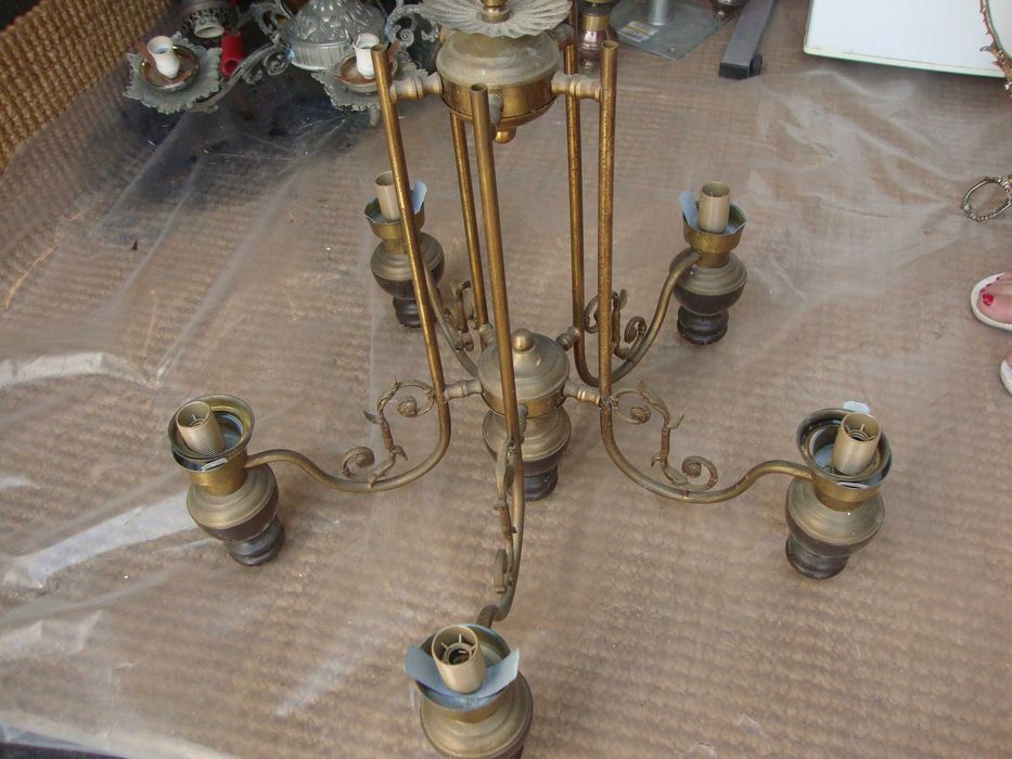 Candeeiro de tecto usado em latão, com 5 suportes de lampada, antigo