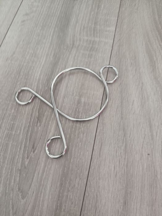 Minimalistyczny stojak na wino