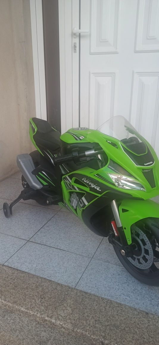 Moto a bateria  ótimo estado