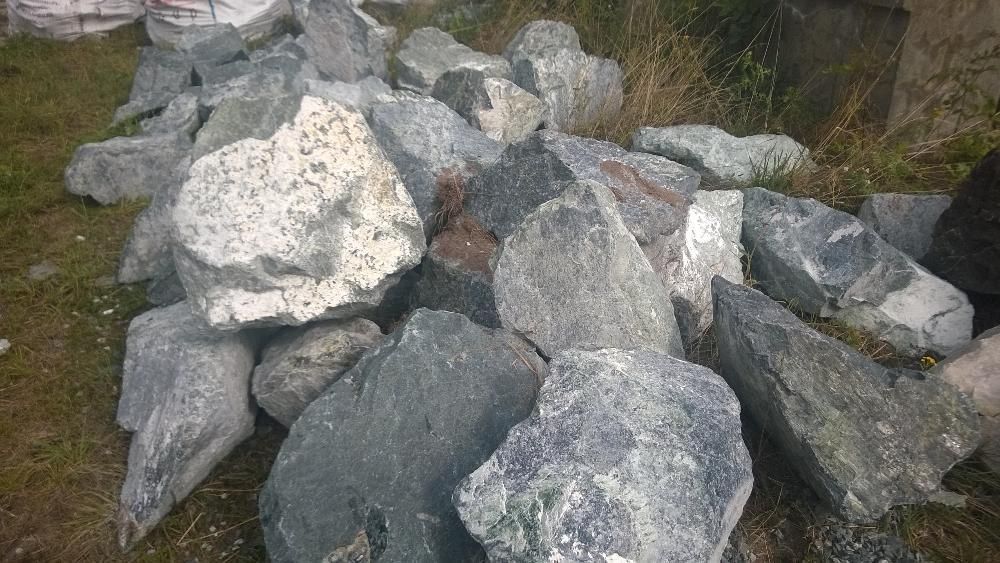 Bryły zielone serpentynitowe; kamień duży,głazy ogromne skalnik