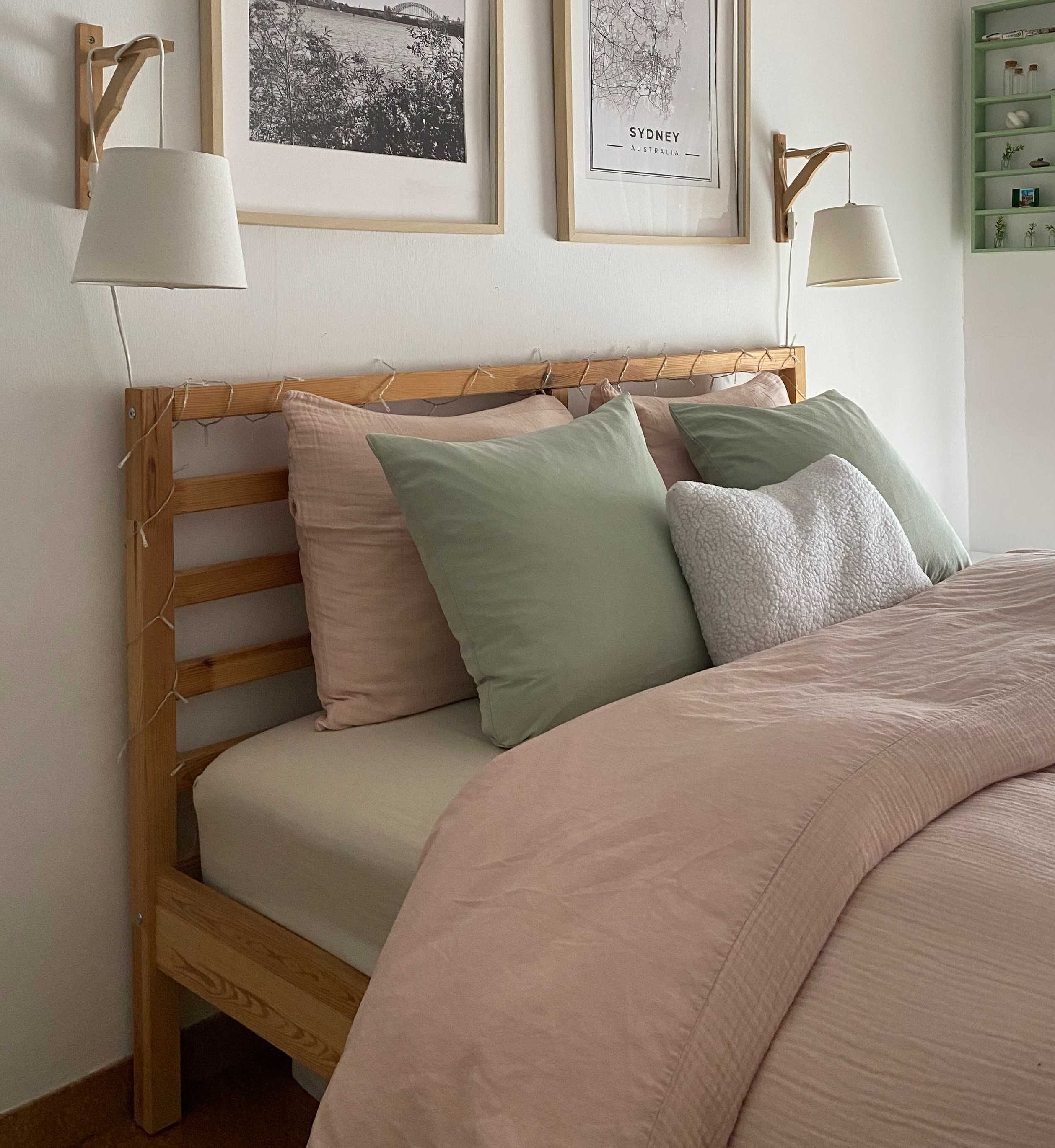 Cama de madeira do IKEA com colchão
