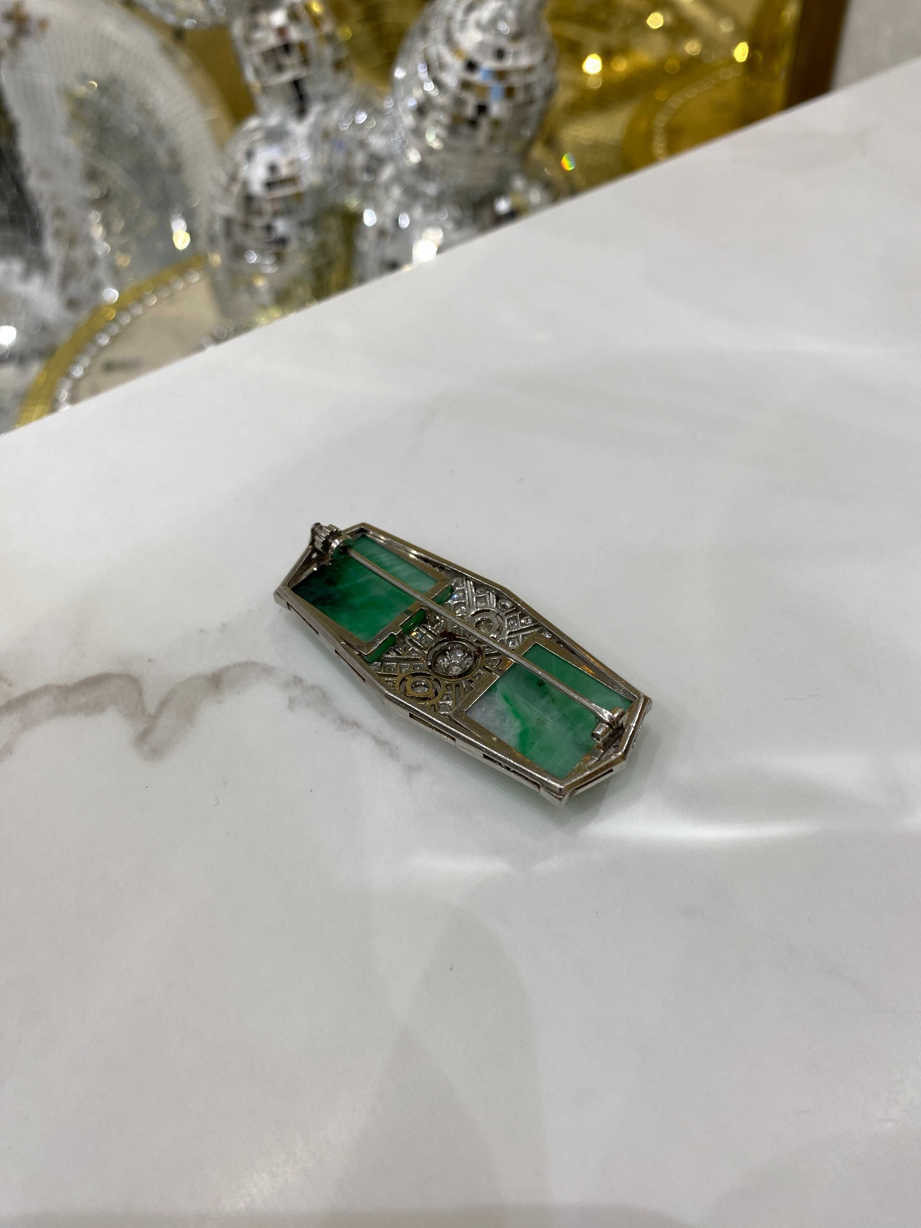 Stara broszka Art Deco z diamentami 2.50ct oraz z jadeitami platyna