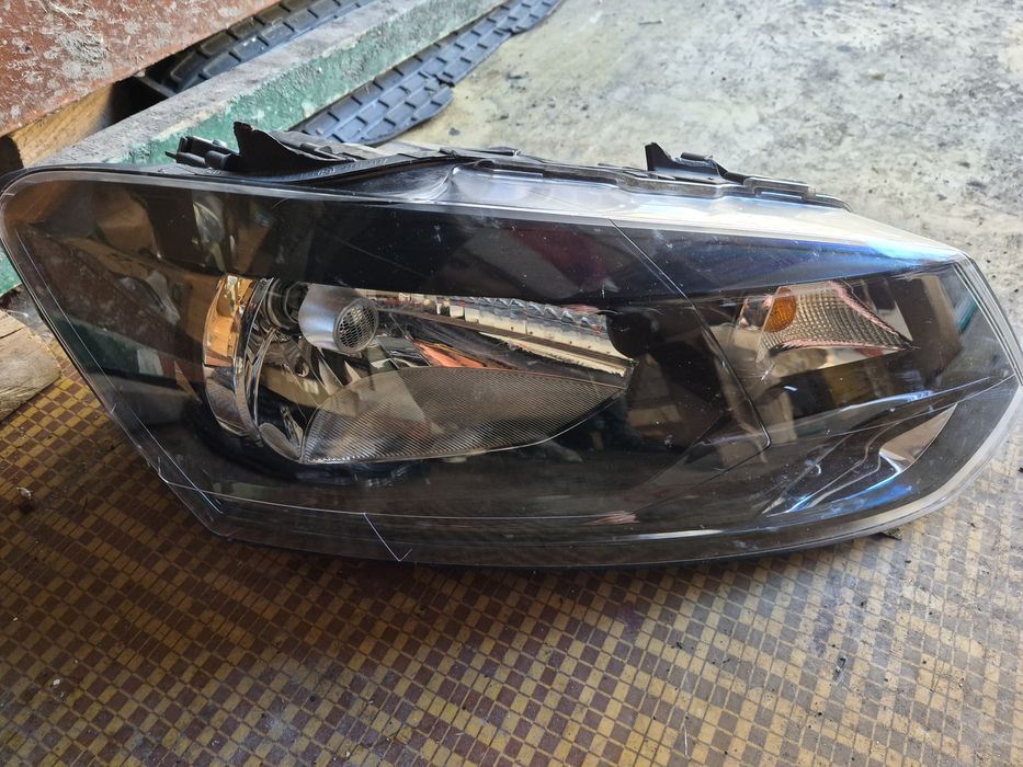 Фара права Фольцваген Поло 2014 рік