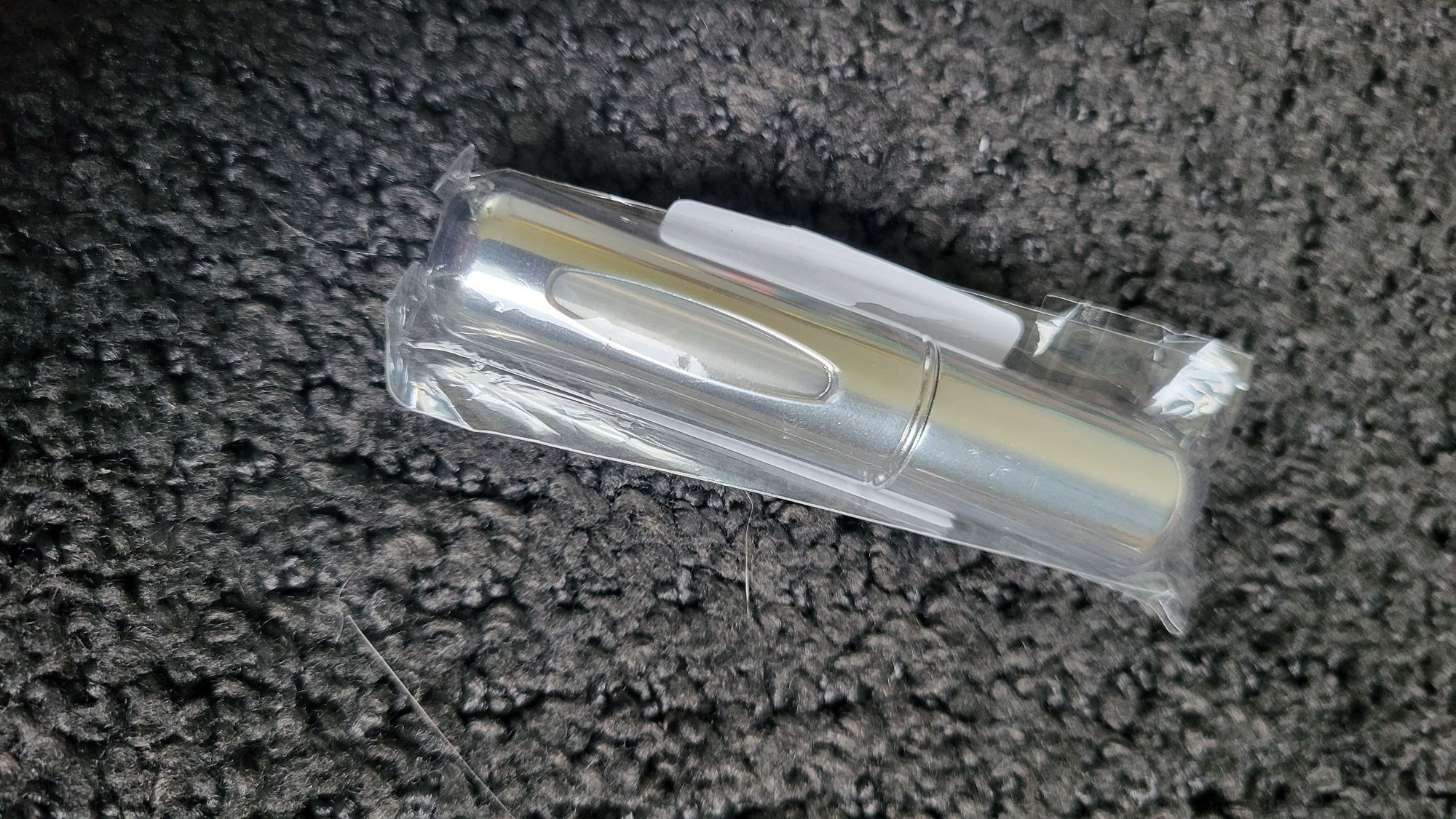 Atomizer, pojemnik na perfumy ładowany otworem w dole
