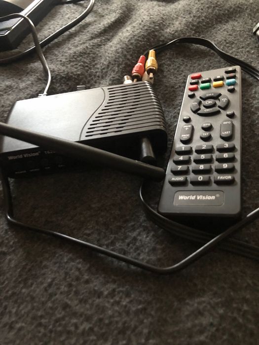 Монітор LG Flatron W2243S-PF -22" + тюнер World Vision T62D2