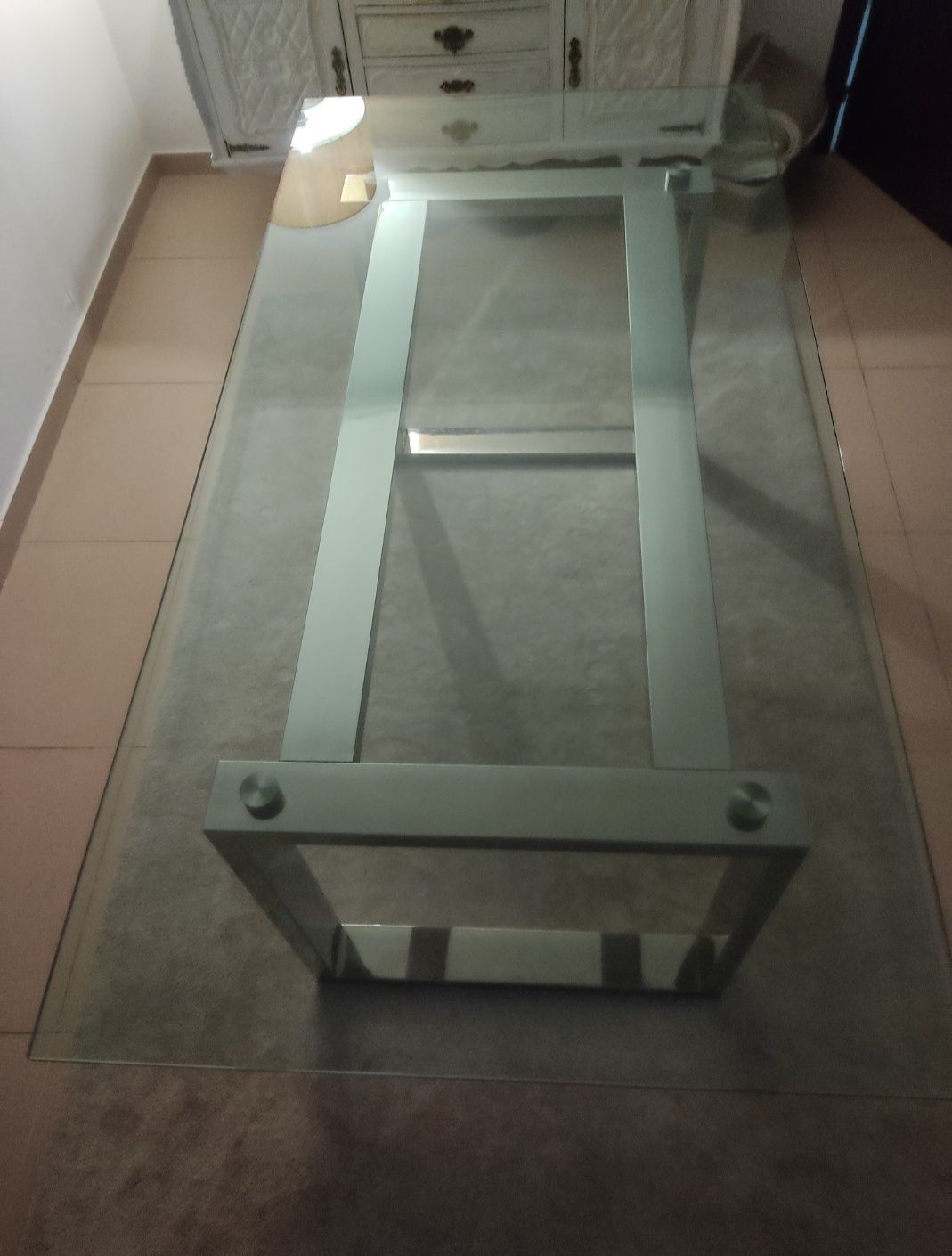 Mesa de vidro e pés de alumínio