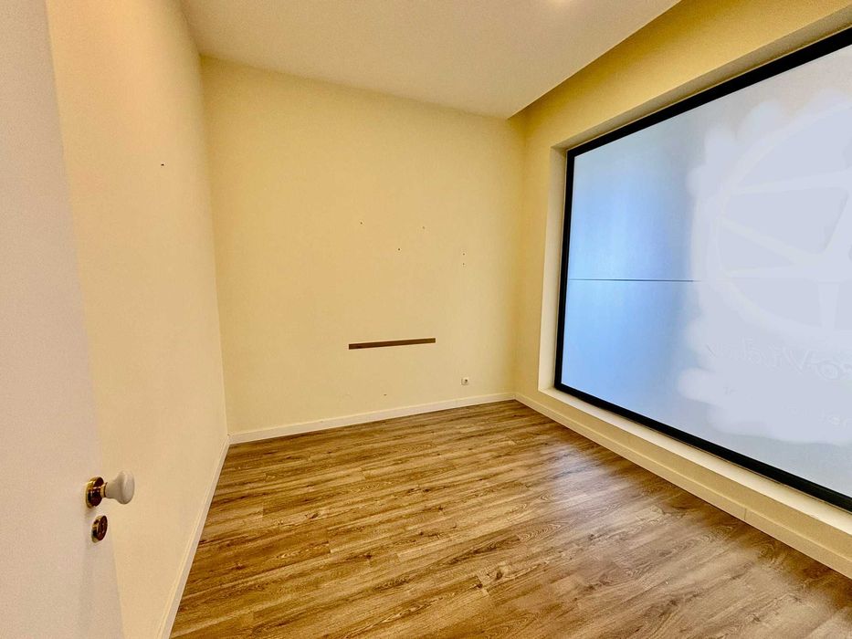 Escritório / Loja para arrendamento na Rua Professor Joaquim Bastos