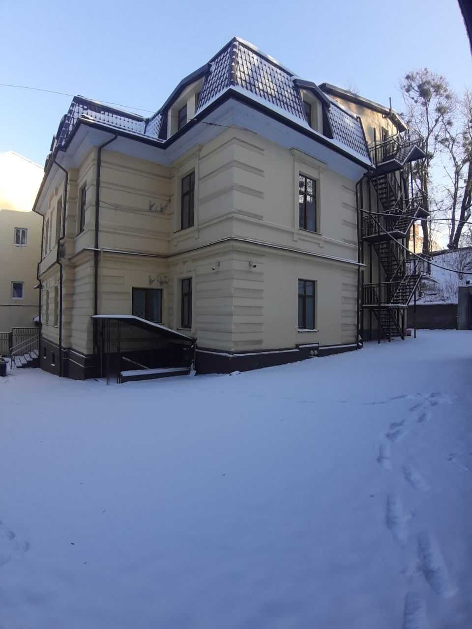 Оренда будівлі з прилеглою територією в центрі,  1100 м2 (БЕЗ КОМІСІЇ)