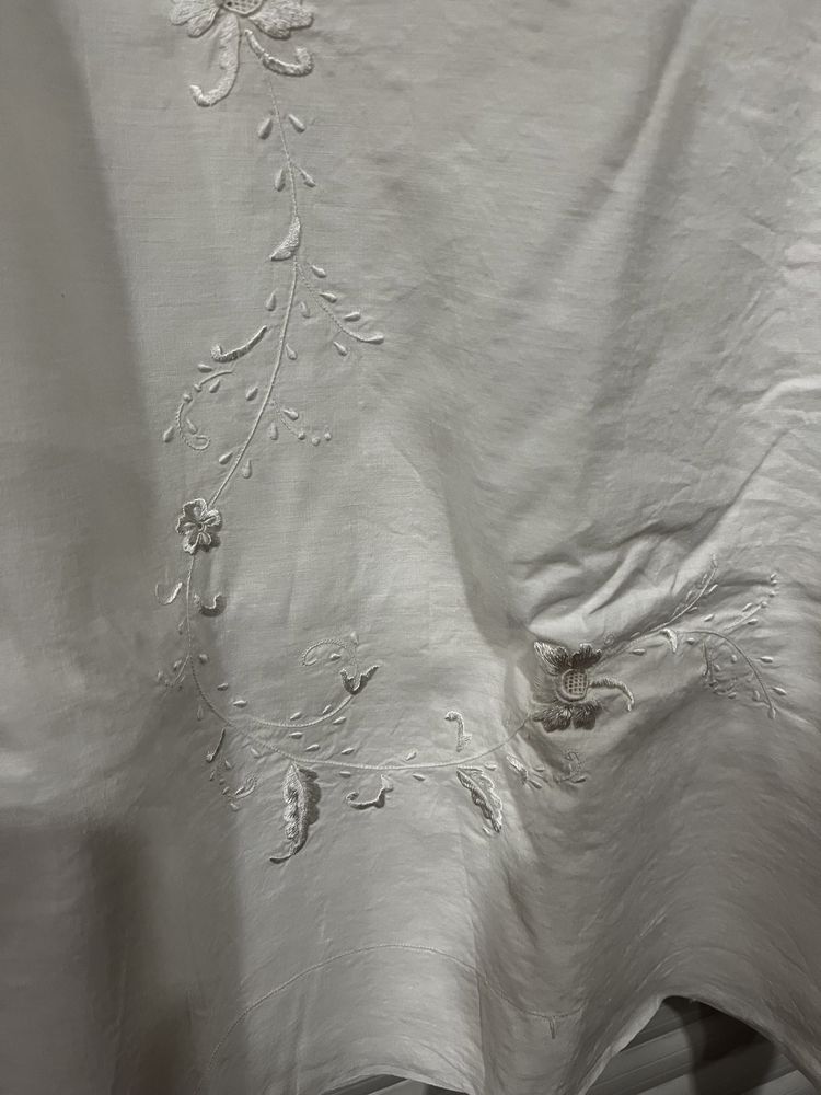 Lençol de tecido alinhado com 2 almofadas, bordados a linha de seda