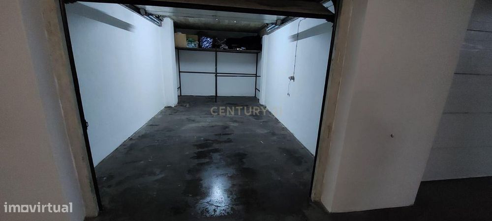 Não Perca Esta Grande Oportunidade! Garagem Em Box Espaçosa Muito Bem