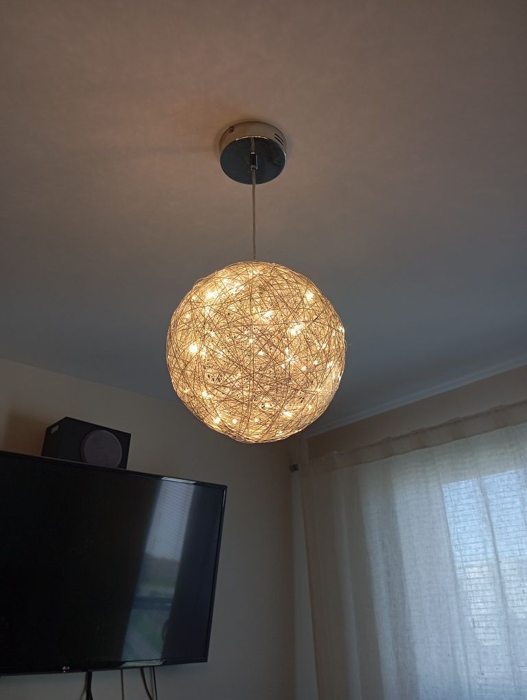 Lampa sufitowa kula z licznymi punktami świetlnymi