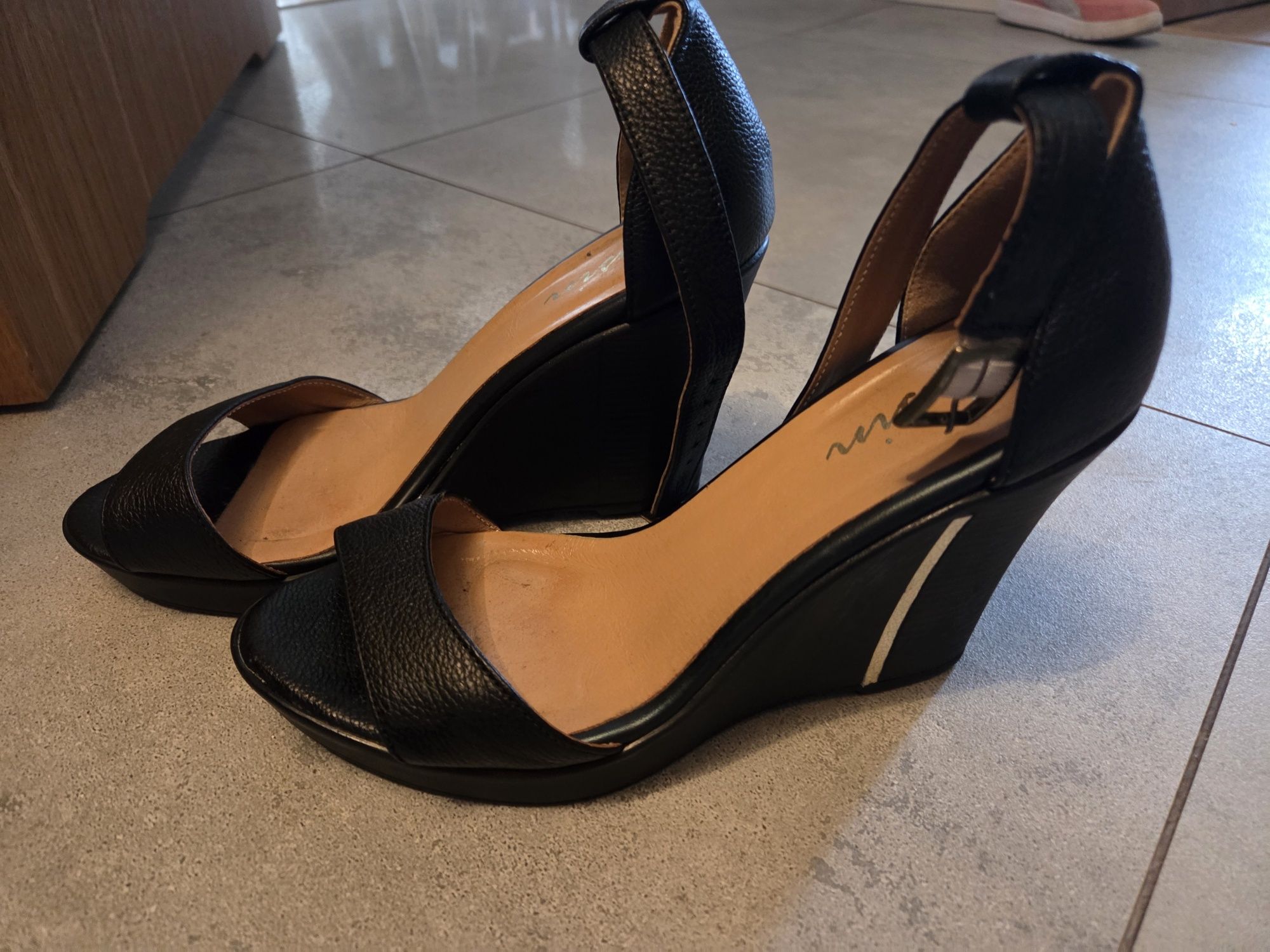 Buty na koturnie