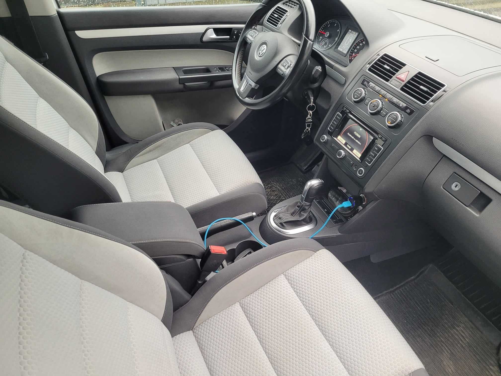 Vw Touran Cross DSG 177km tdi Kamera Pdcx2 Sam Parkuje !!!