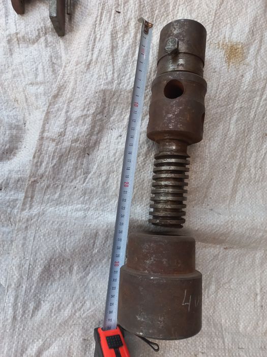 Механічний домкрат, універсальний.