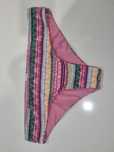 Cueca de bikini multicolorida.