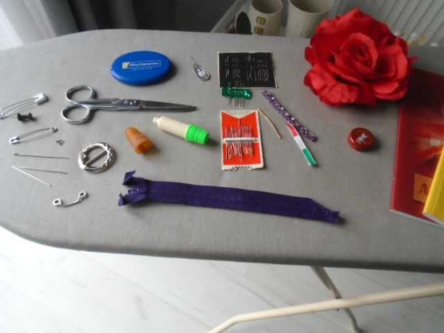 nożyczki, igły, naparstek, agrafki, poduszeczki na igły gratis