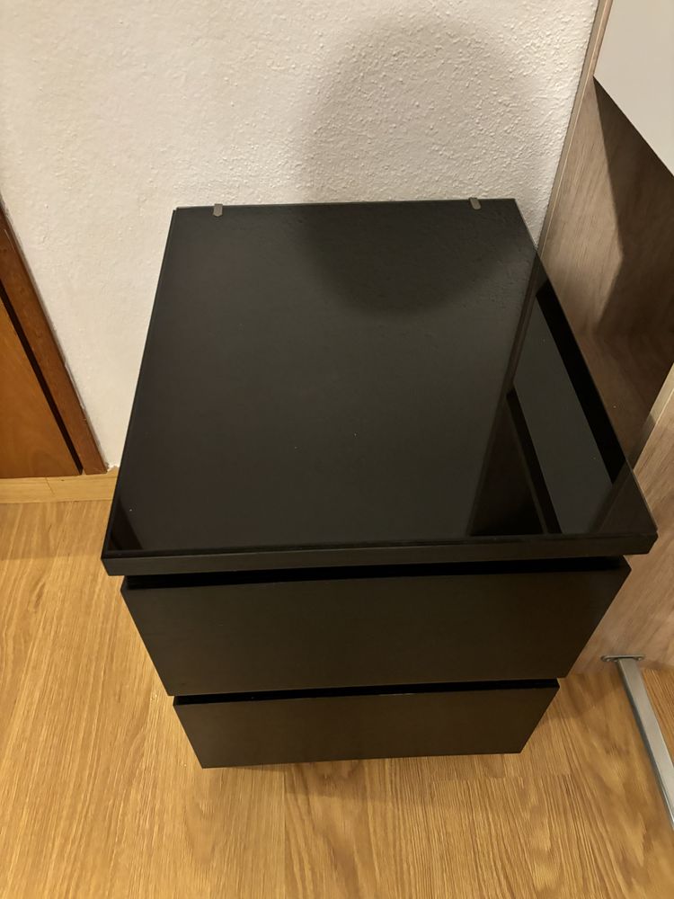 Mesa de cabeceira Malm do IKEA com vidro