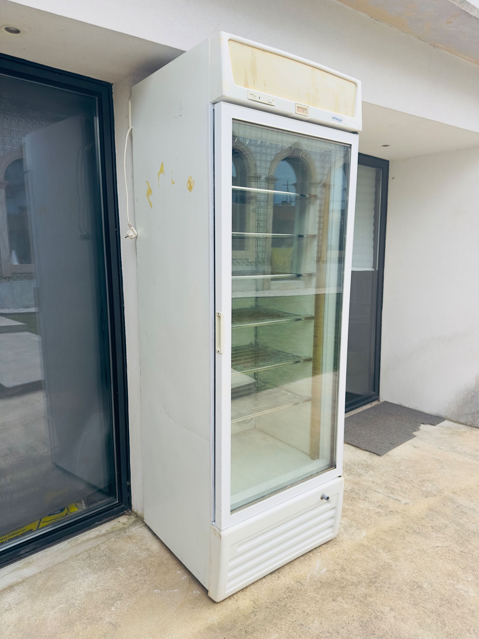 Arca Congeladora Vertical Fricon com Porta de Vidro