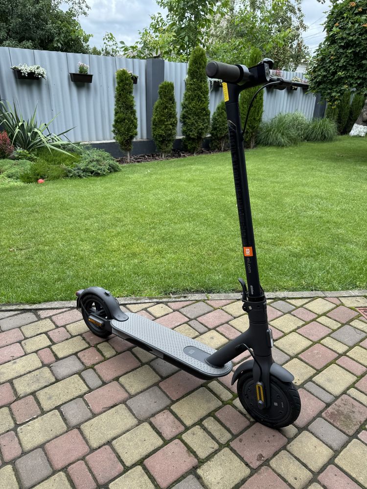 Електросамокат Xiaomi Mi Electric Scooter Essential 2021
