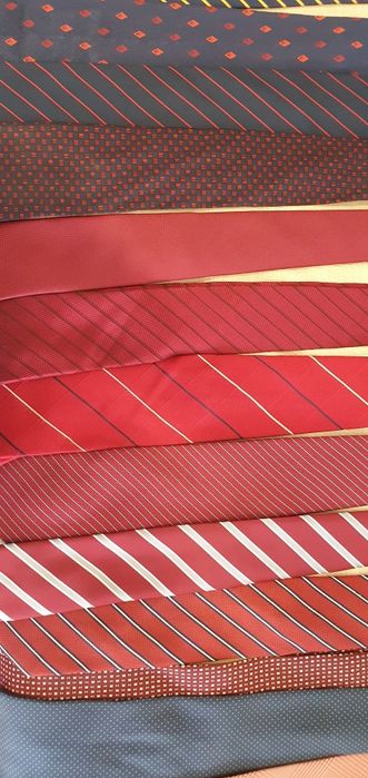 Gravatas de varias cores e padrões para homem