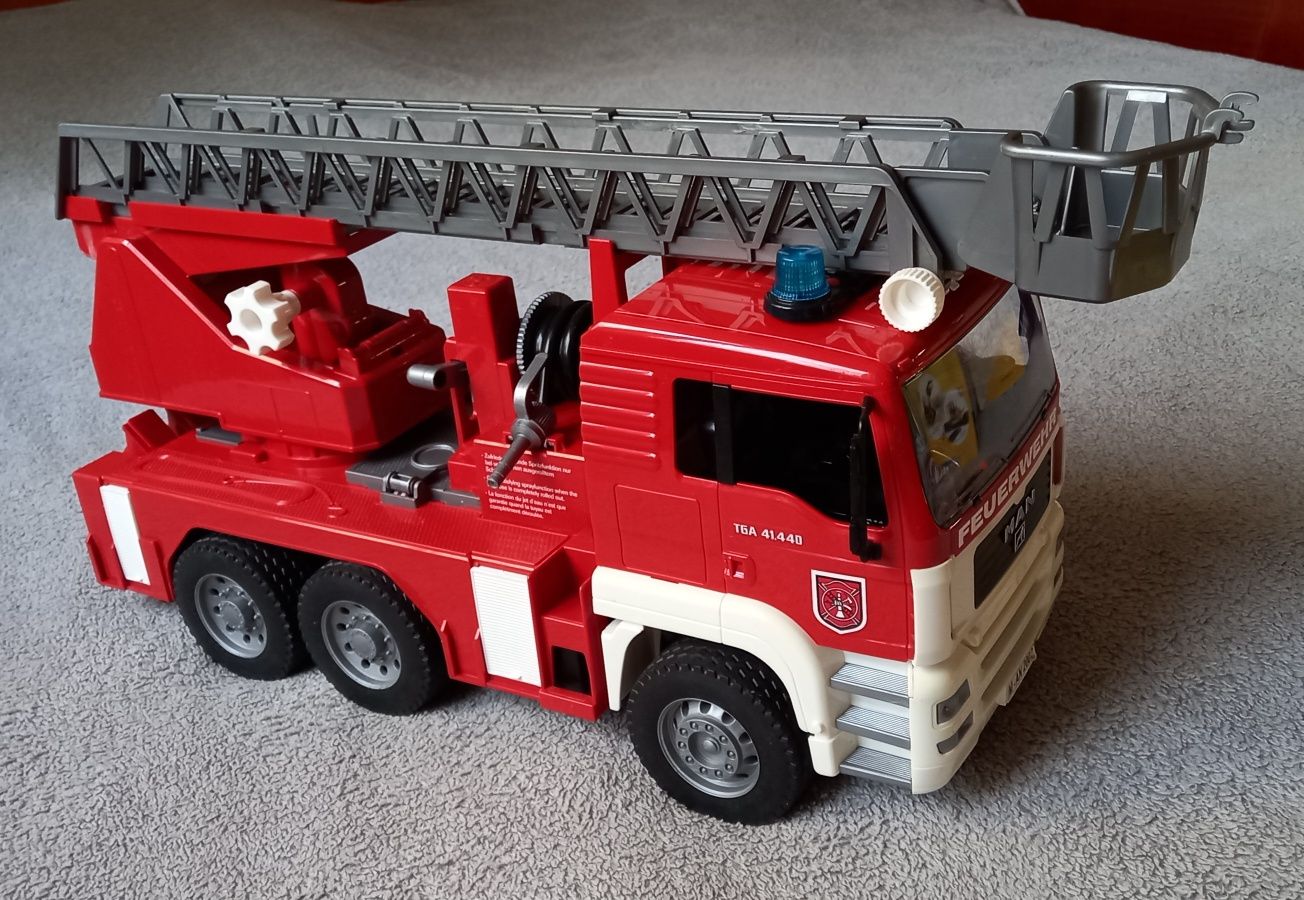 BRUDER (Брудер) Пожежна вантажівка зі сходами