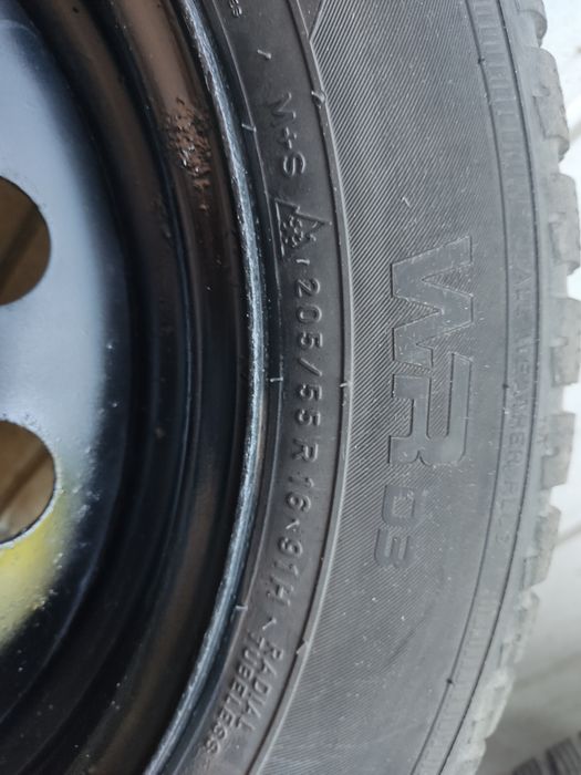 Komplet 4 kół z oponami zimowymi Nokian plus kołpaki Toyota Auris