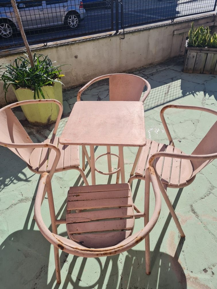 Conjunto de mesa e cadeiras de ferro