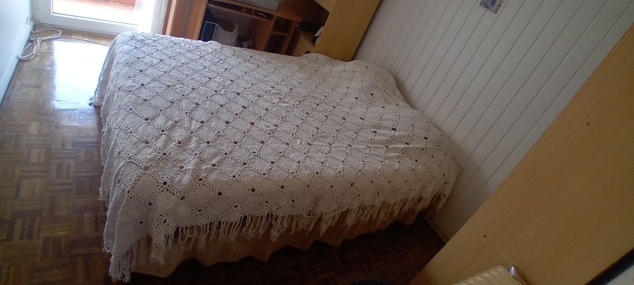 Vendo cobertas, naperons de renda para camas.