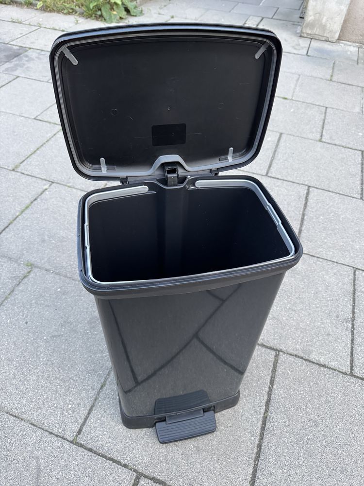 Kosz na śmieci z pedałem Curver Deco Bin 50L, czarny