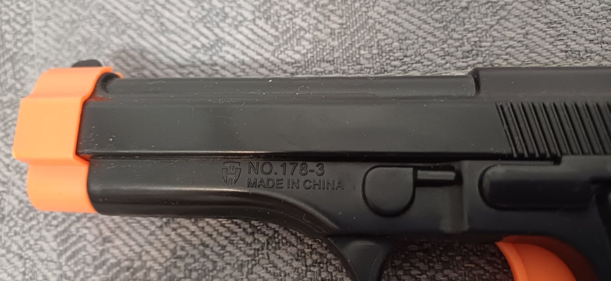 Pistolet zabawkowy czarny rewolwer strój przebranie policjant żołnierz