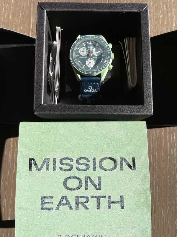 Omega x Swatch MoonSwatch SO33G100 Earth - Biały neon i czarne detale