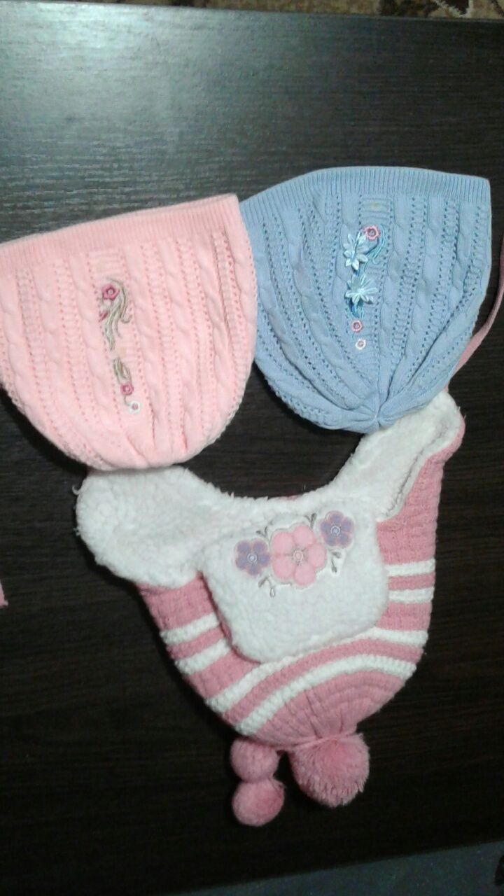 Детские шапочки весенние и зима в отличном состоянии