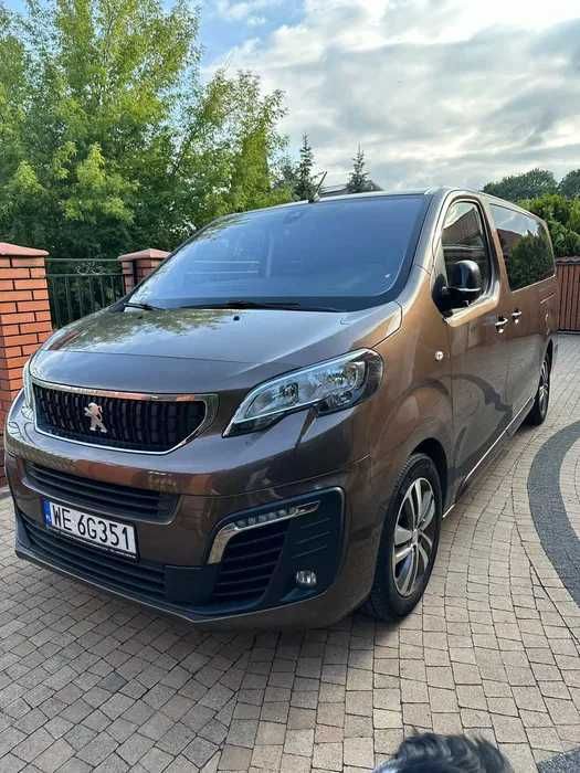 Wynajem, wypożyczalnia samochodu, busa lub skrzynia z plandeką.