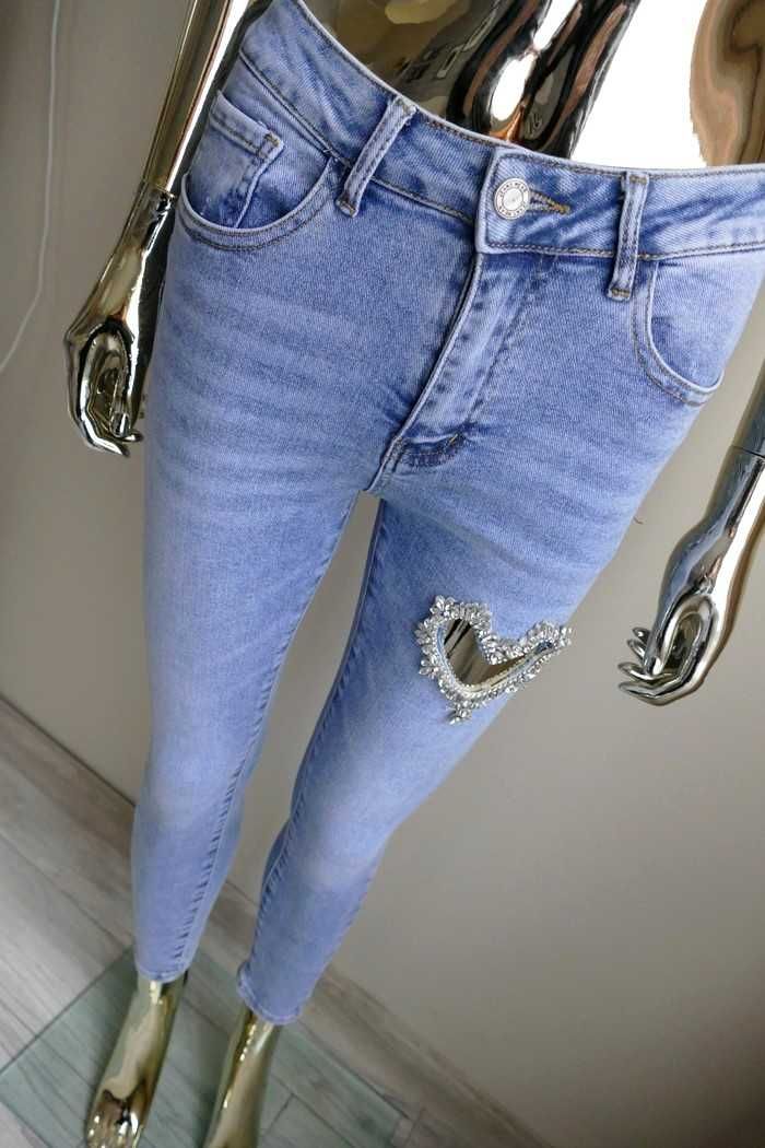 M Sara nowe spodnie jeansowe z biżuteryjnym sercem push up  M