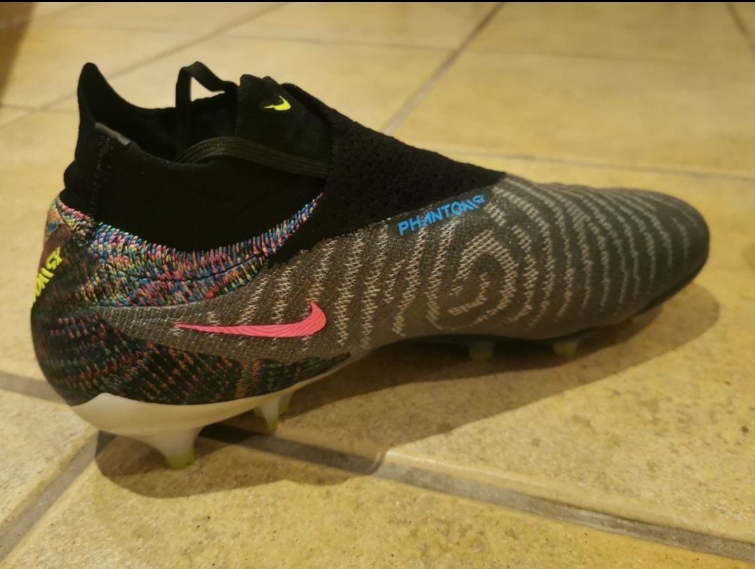 Chuteira Nike Phantom GX Elite edição Limitada