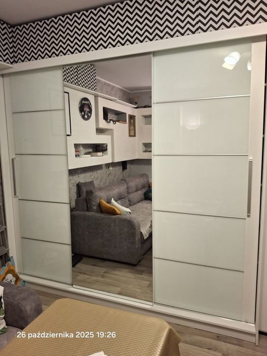 Szafa biała przesuwna 233 szerokość 216 wysokość