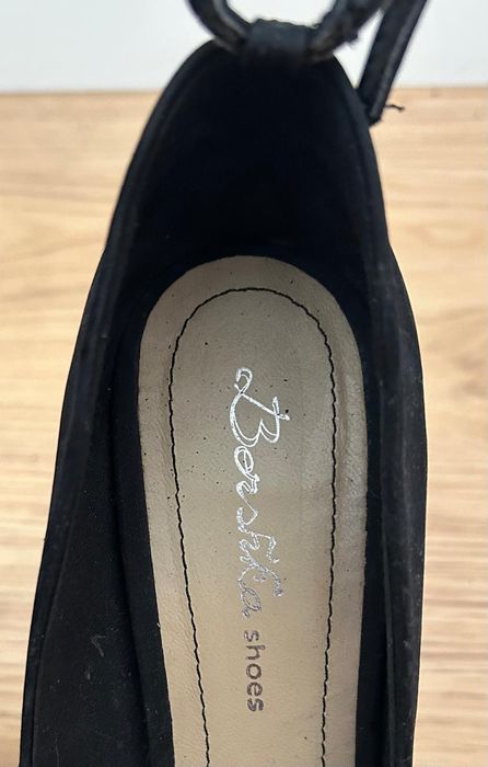 Sapatos pretos compensados de salto alto Bershka