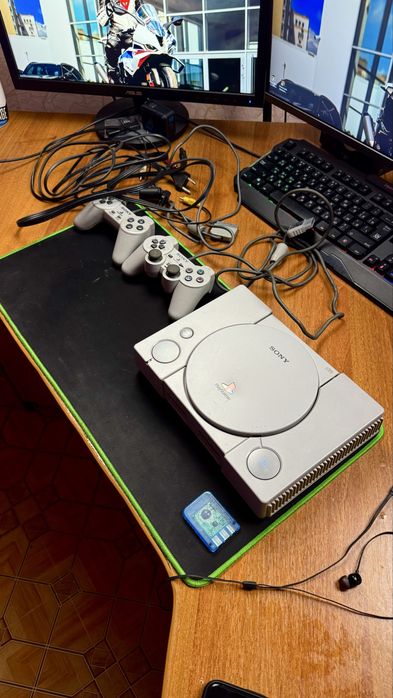 Sony PlayStation 1 (PS1) с 2 джойстиками