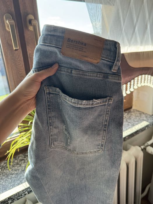 Niebieskie jenasy bershka z przetarciami drill pants