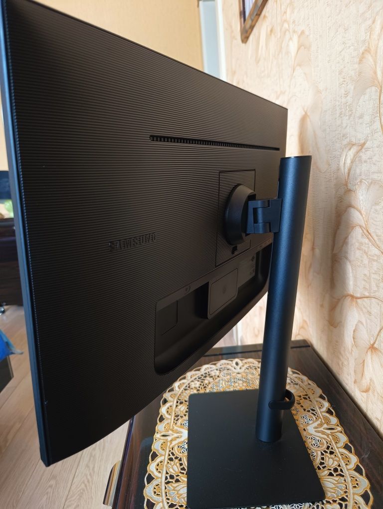 Монітор 27" Samsung S8