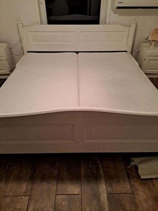 Łóżko drewniane, białe 180/200 , ze stelażem, z materacami z szafkami