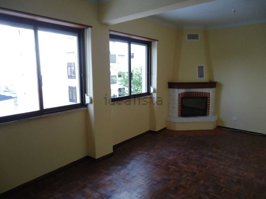 Moradia Duplex T4 em Condomínio Fechado com Pátio e Garagem no Cacém