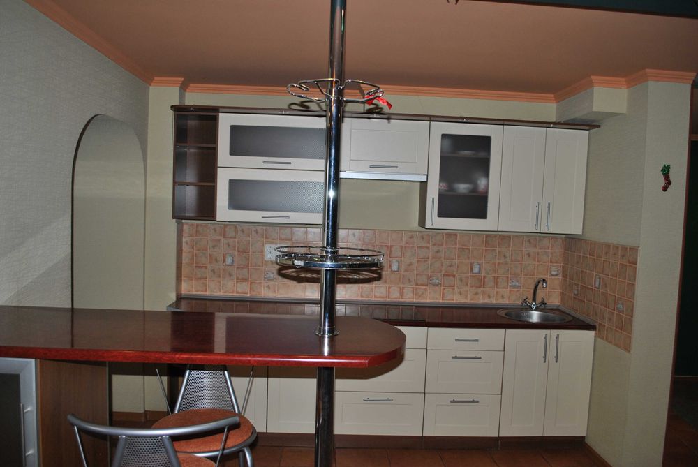 Однокімнатна центр  Небесноі Сотні  8000 + КП