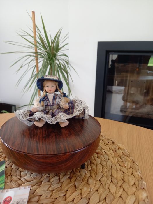 Laleczka porcelanowa